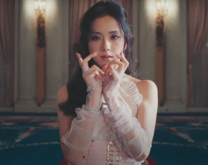 MV Flower của Jisoo (BLACKPINK): Khoe nhan sắc rực rỡ, nhạc cuốn nhưng giọng hát nhạt nhoà  - Ảnh 2.