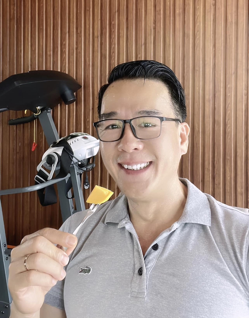 “Vua cá Koi” có động thái ngầm khẳng định chưa ly hôn, vẫn là người có vợ - Ảnh 1. “Vua cá Koi” có động thái ngầm khẳng định chưa ly hôn, vẫn là người có vợ - Ảnh 1.