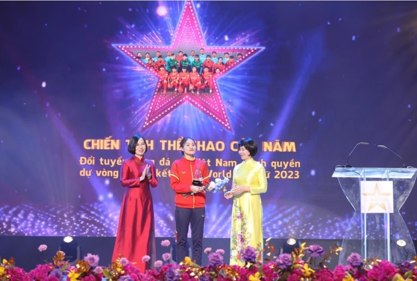 Cống hiến 2023: Loạt khoảnh khắc thăng hoa và cuộc đoàn tụ đẫm nước mắt giữa Hoàng Thùy Linh và Hứa Vĩ Văn - Ảnh 7. Cống hiến 2023: Loạt khoảnh khắc thăng hoa và cuộc đoàn tụ đẫm nước mắt giữa Hoàng Thùy Linh và Hứa Vĩ Văn - Ảnh 7.