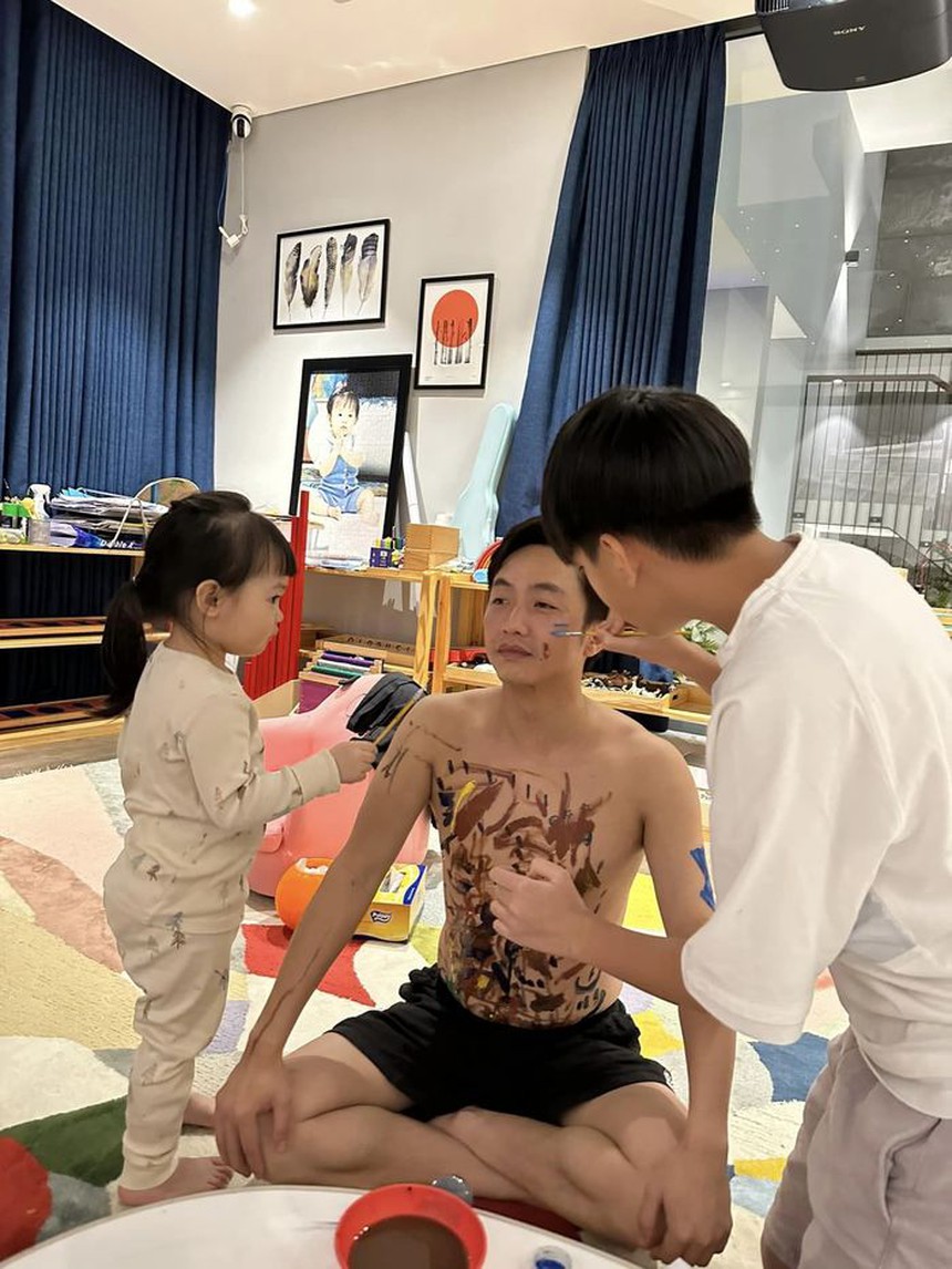 Cường đô la và Đàm Thu Trang sau 4 năm kết hôn: Ngày càng giàu sang, hạnh phúc, chuẩn bị đón thêm nhóc tì - Ảnh 6. Cường đô la và Đàm Thu Trang sau 4 năm kết hôn: Ngày càng giàu sang, hạnh phúc, chuẩn bị đón thêm nhóc tì - Ảnh 6.