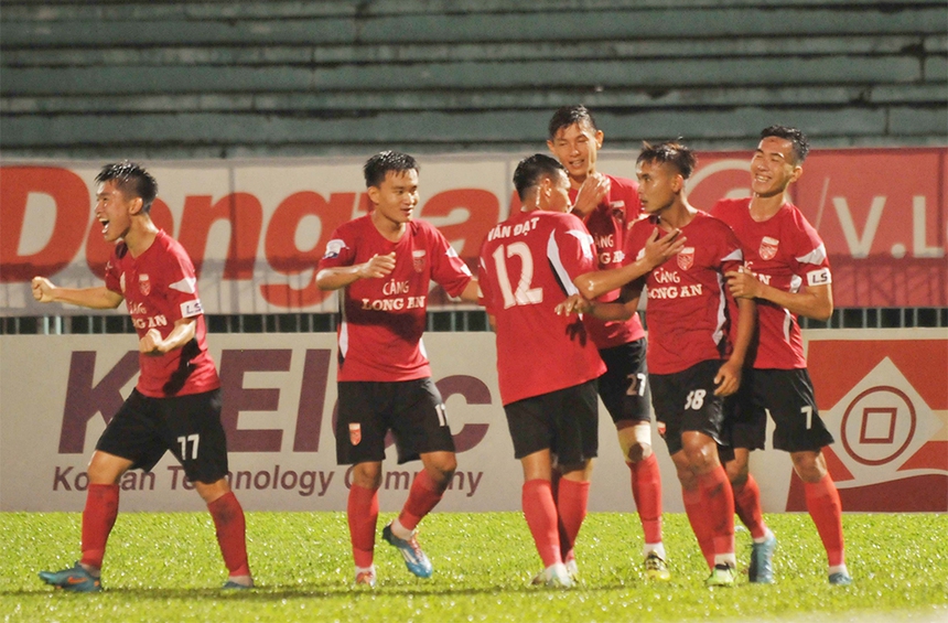 Anh Đức "mát tay" trên ghế chỉ đạo - Ảnh 1.