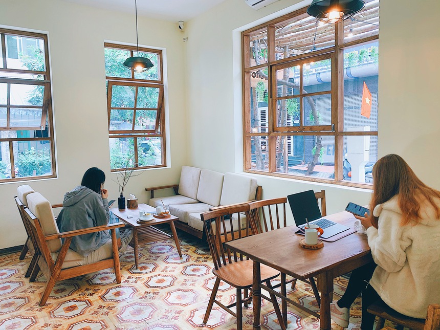 Ngồi "mọc rễ" ở quán cà phê dưới góc nhìn các vị khách: Có đáng bị mang ra đánh giá hay không? - Ảnh 4.