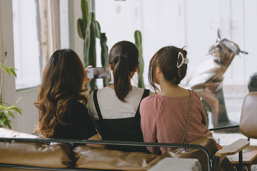 Ngồi "mọc rễ" ở quán cà phê dưới góc nhìn các vị khách: Có đáng bị mang ra đánh giá hay không? - Ảnh 2.