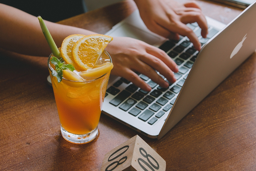 Ngồi "mọc rễ" ở quán cà phê dưới góc nhìn các vị khách: Có đáng bị mang ra đánh giá hay không? - Ảnh 3.