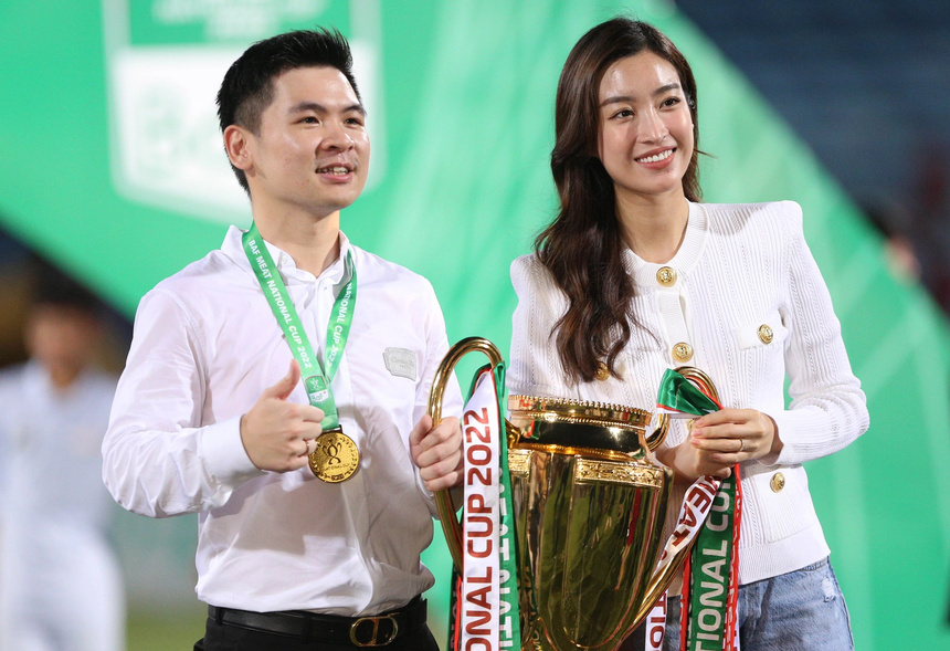 Cưng chiều hoa hậu Đỗ Mỹ Linh như Chủ tịch CLB Hà Nội, sẵn sàng quay những video 'vô tri' miễn là vợ vui - Ảnh 5. Cưng chiều hoa hậu Đỗ Mỹ Linh như Chủ tịch CLB Hà Nội, sẵn sàng quay những video 'vô tri' miễn là vợ vui - Ảnh 5.