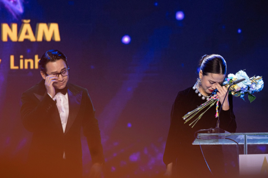 Phim Thần Tượng 10 năm trước thành sự thật: Hứa Vĩ Văn nghẹn ngào rơi nước mắt khi trao giải cho Hoàng Thùy Linh - Ảnh 4.