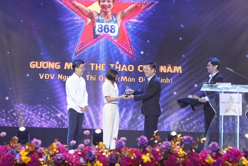 Cống hiến 2023: Loạt khoảnh khắc thăng hoa và cuộc đoàn tụ đẫm nước mắt giữa Hoàng Thùy Linh và Hứa Vĩ Văn - Ảnh 8. Cống hiến 2023: Loạt khoảnh khắc thăng hoa và cuộc đoàn tụ đẫm nước mắt giữa Hoàng Thùy Linh và Hứa Vĩ Văn - Ảnh 8.