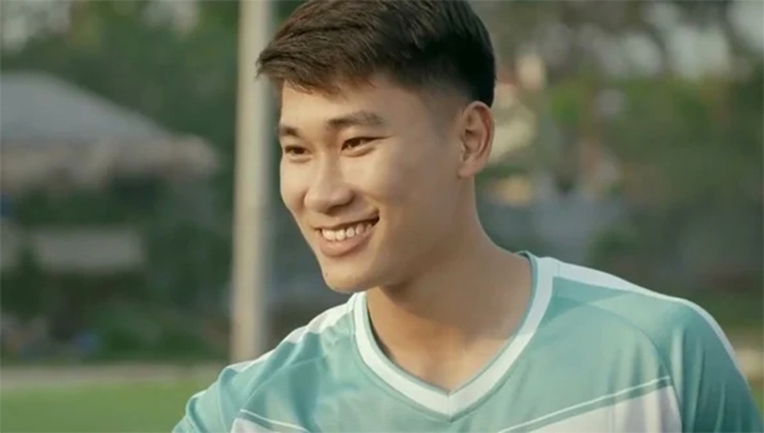 Tiền đạo Nhâm Mạnh Dũng xuất hiện trên phim VTV3: Khán giả thích thú khen vừa đá bóng hay vừa diễn xuất giỏi - Ảnh 1. Tiền đạo Nhâm Mạnh Dũng xuất hiện trên phim VTV3: Khán giả thích thú khen vừa đá bóng hay vừa diễn xuất giỏi - Ảnh 1.