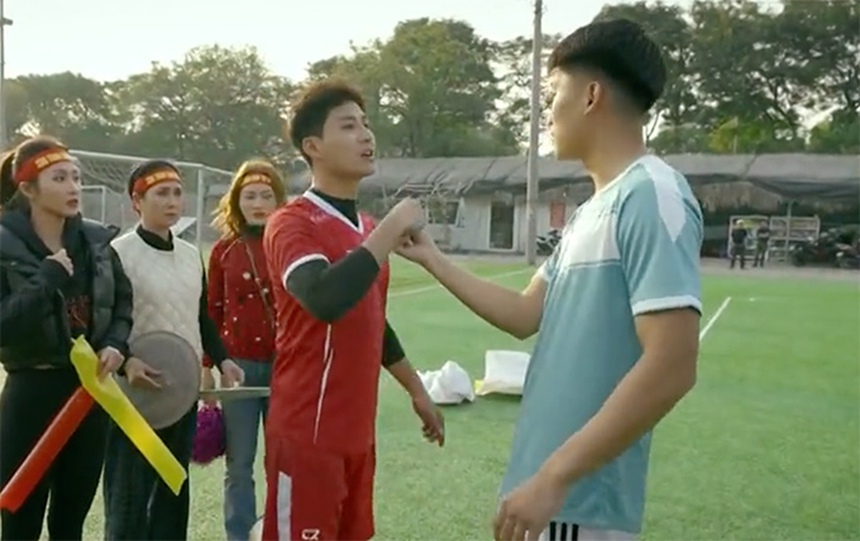 Tiền đạo Nhâm Mạnh Dũng xuất hiện trên phim VTV3: Khán giả thích thú khen vừa đá bóng hay vừa diễn xuất giỏi - Ảnh 2. Tiền đạo Nhâm Mạnh Dũng xuất hiện trên phim VTV3: Khán giả thích thú khen vừa đá bóng hay vừa diễn xuất giỏi - Ảnh 2.