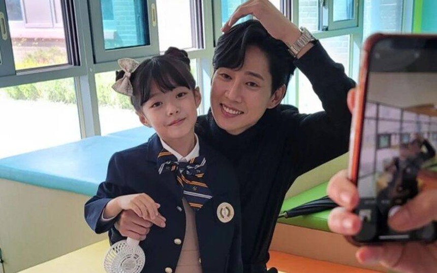 Dân mạng soi ra sao nhí The Glory là sản phẩm photoshop, bị thu nhỏ lại so với thực tế mà chẳng ai biết? - Ảnh 1. Dân mạng soi ra sao nhí The Glory là sản phẩm photoshop, bị thu nhỏ lại so với thực tế mà chẳng ai biết? - Ảnh 1.