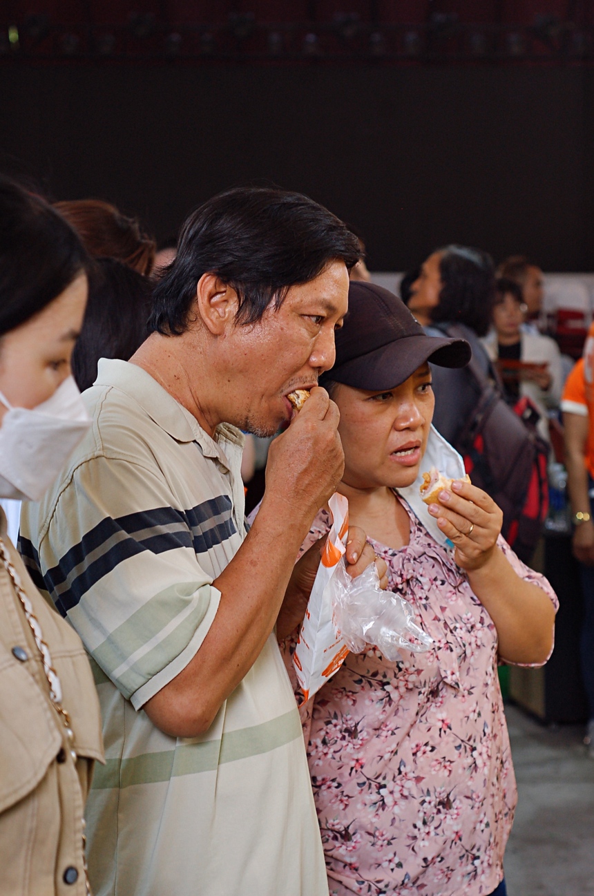 Cận cảnh "công trình" nhà thờ Đức Bà làm bằng bột mì ở Lễ hội bánh mì TPHCM - Ảnh 5. Cận cảnh "công trình" nhà thờ Đức Bà làm bằng bột mì ở Lễ hội bánh mì TPHCM - Ảnh 5.