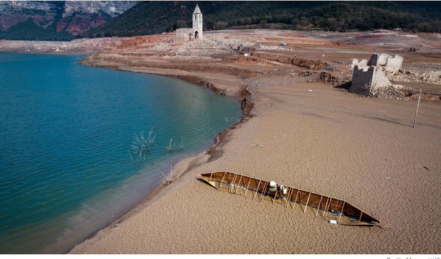 Nước hồ bị rút gần cạn, châu Âu lo "điều chẳng lành" sẽ giáng xuống - Ảnh 1.