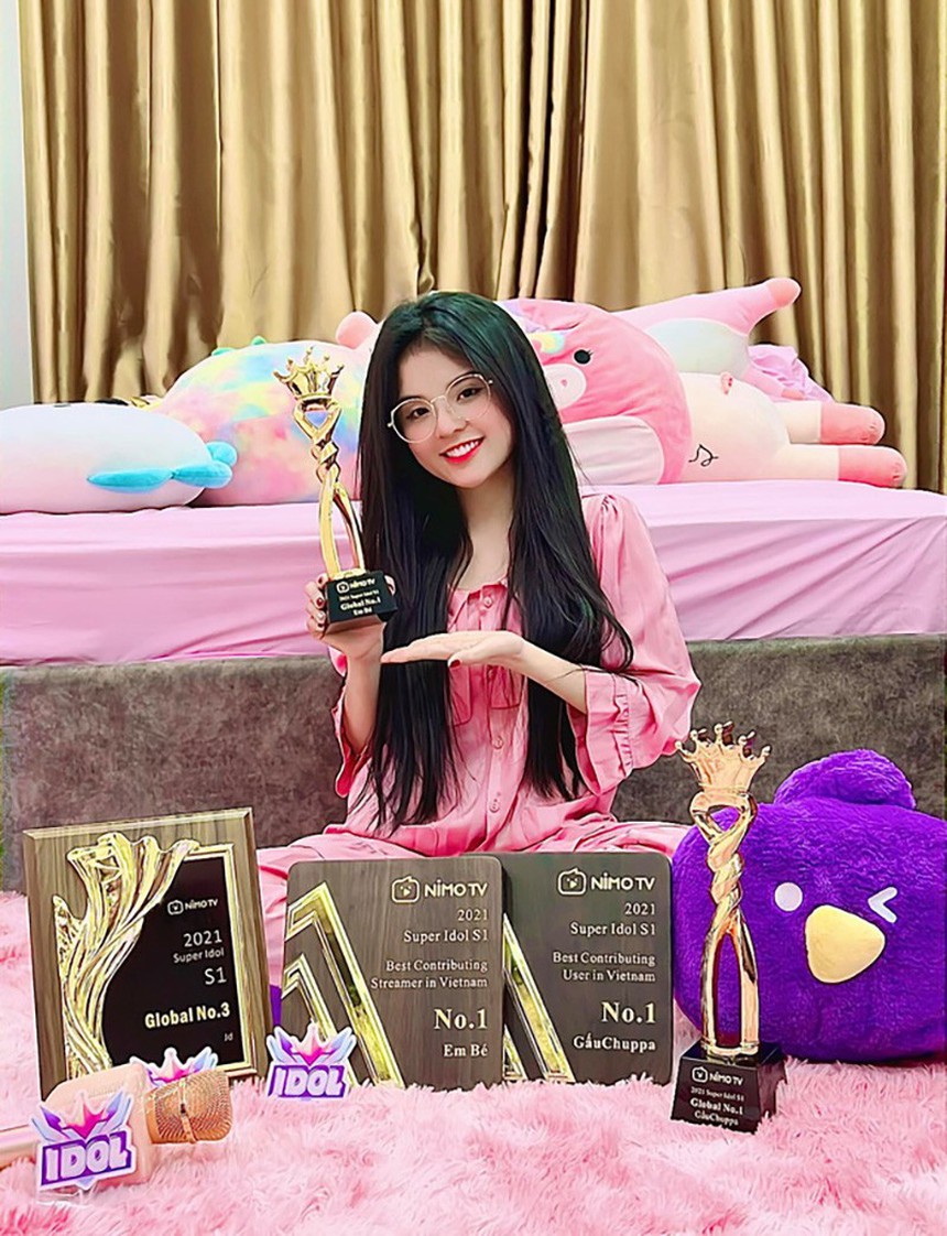 Gái xinh khoác tay Độ Mixi bất ngờ xuất hiện hình ảnh tại Quảng trường Thời Đại - Ảnh 2.