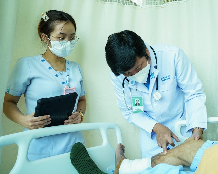 Dấu hiệu trên móng chân, tê chân: Cảnh báo bệnh tim mạch - Ảnh 1.