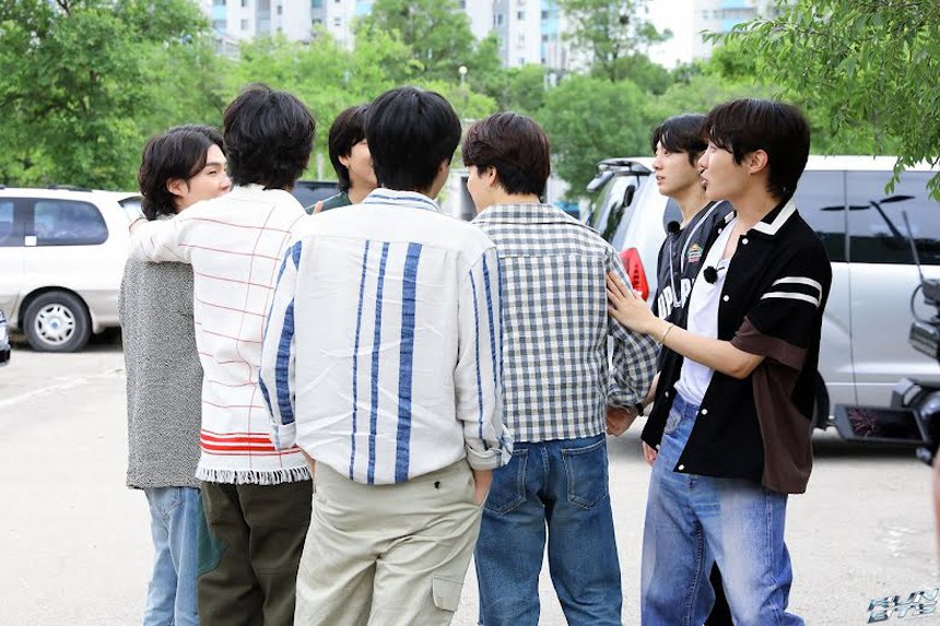 V BTS tiết lộ lý do vẫn lo lắng khi biểu diễn trực tiếp - Ảnh 4.