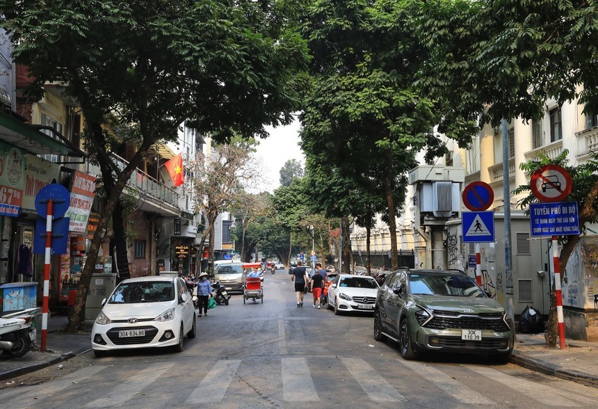 Hà Nội quyết tâm lập lại trật tự vỉa hè, lòng đường - Ảnh 1.