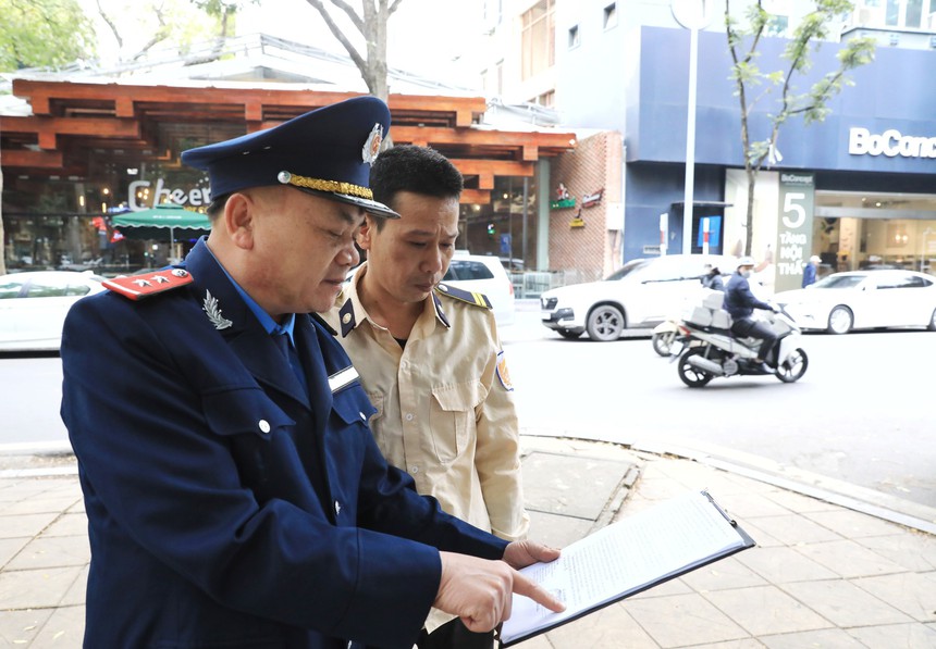 Hà Nội quyết tâm lập lại trật tự vỉa hè, lòng đường - Ảnh 4.