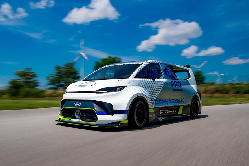 Trước Honda CR-V 800 mã lực, đây là 7 mẫu xe gia đình điên rồ nhất - Ảnh 4.