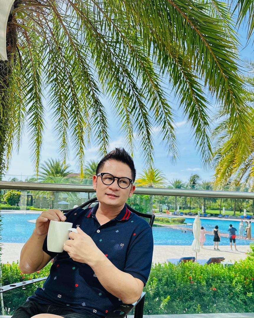 Bằng Kiều tuổi 50: Viên mãn bên bạn gái mới và con trai hơn 1 tuổi, sự nghiệp vẫn đỉnh cao - Ảnh 2. Bằng Kiều tuổi 50: Viên mãn bên bạn gái mới và con trai hơn 1 tuổi, sự nghiệp vẫn đỉnh cao - Ảnh 2.