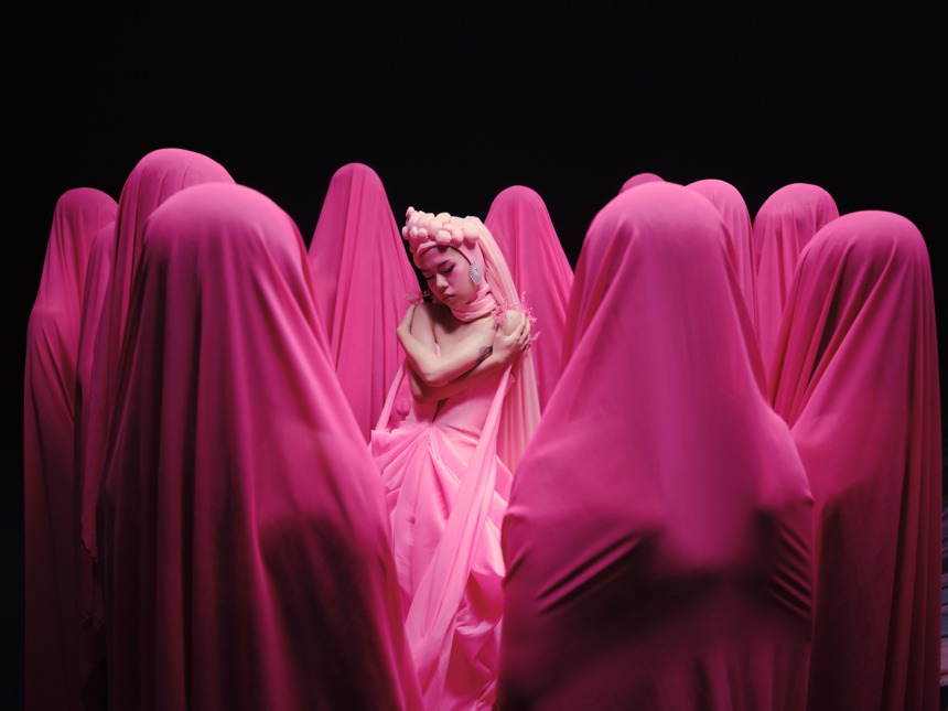 tlinh gào khóc thảm thiết trong MV mới, xem hậu trường càng đau lòng hơn! - Ảnh 1.