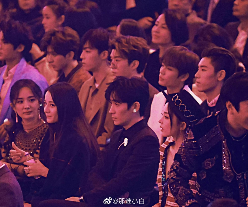 Khoảnh khắc gây bão weibo: Ngồi giữa hai mỹ nhân Cbiz, nam tài tử này vẫn không bị lép vế - Ảnh 1.