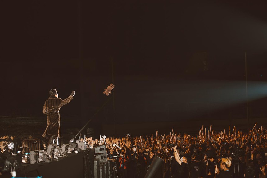 Sơn Tùng M-TP và MONO khi diễn cùng show âm nhạc: Hát toàn hit cũ nhưng ai mới 'cháy' hơn? - Ảnh 12. Sơn Tùng M-TP và MONO khi diễn cùng show âm nhạc: Hát toàn hit cũ nhưng ai mới 'cháy' hơn? - Ảnh 12.