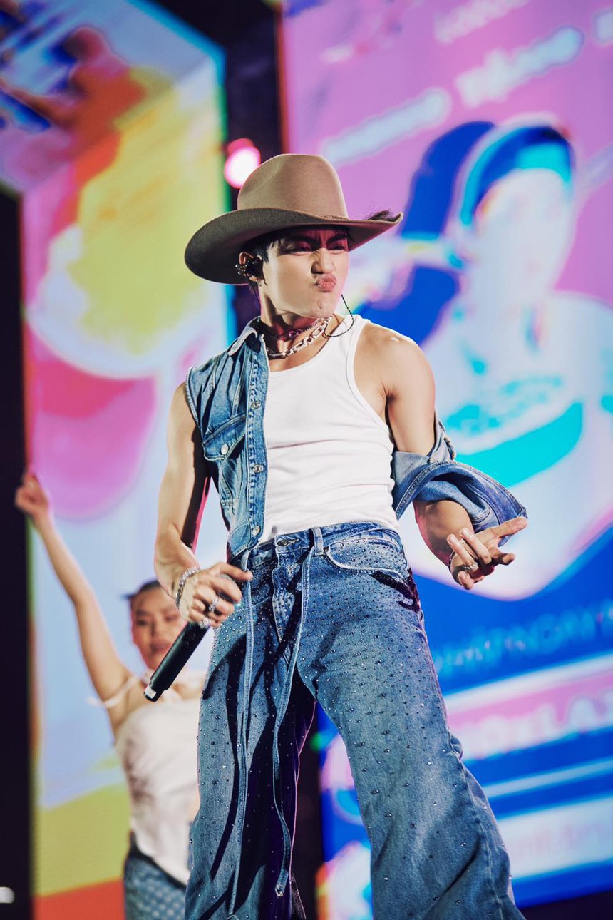 Sơn Tùng M-TP và MONO khi diễn cùng show âm nhạc: Hát toàn hit cũ nhưng ai mới 'cháy' hơn? - Ảnh 4. Sơn Tùng M-TP và MONO khi diễn cùng show âm nhạc: Hát toàn hit cũ nhưng ai mới 'cháy' hơn? - Ảnh 4.