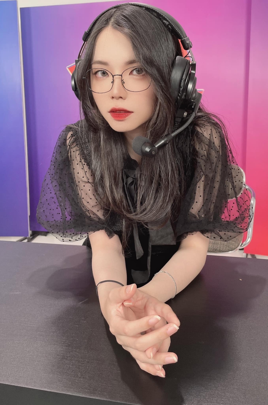 Vừa gây 'bão' làng game, tân binh MC Esports thay đổi ngoại hình, tự bất ngờ trước nhan sắc mới - Ảnh 2.