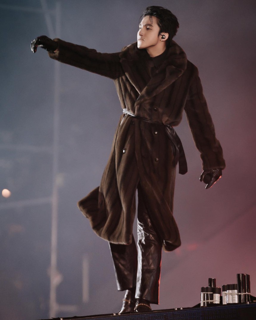 Sơn Tùng M-TP và MONO khi diễn cùng show âm nhạc: Hát toàn hit cũ nhưng ai mới 'cháy' hơn? - Ảnh 9. Sơn Tùng M-TP và MONO khi diễn cùng show âm nhạc: Hát toàn hit cũ nhưng ai mới 'cháy' hơn? - Ảnh 9.