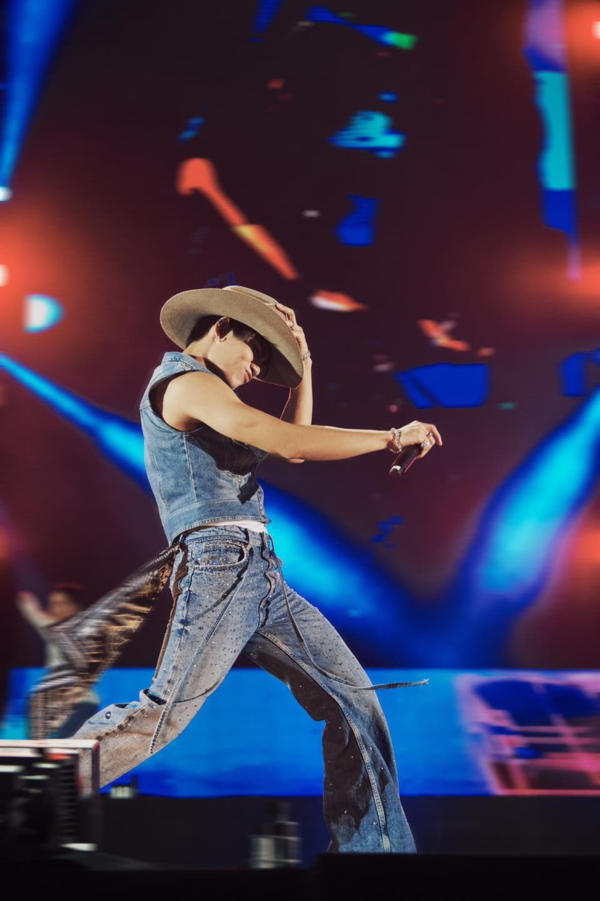 Sơn Tùng M-TP và MONO khi diễn cùng show âm nhạc: Hát toàn hit cũ nhưng ai mới 'cháy' hơn? - Ảnh 6. Sơn Tùng M-TP và MONO khi diễn cùng show âm nhạc: Hát toàn hit cũ nhưng ai mới 'cháy' hơn? - Ảnh 6.