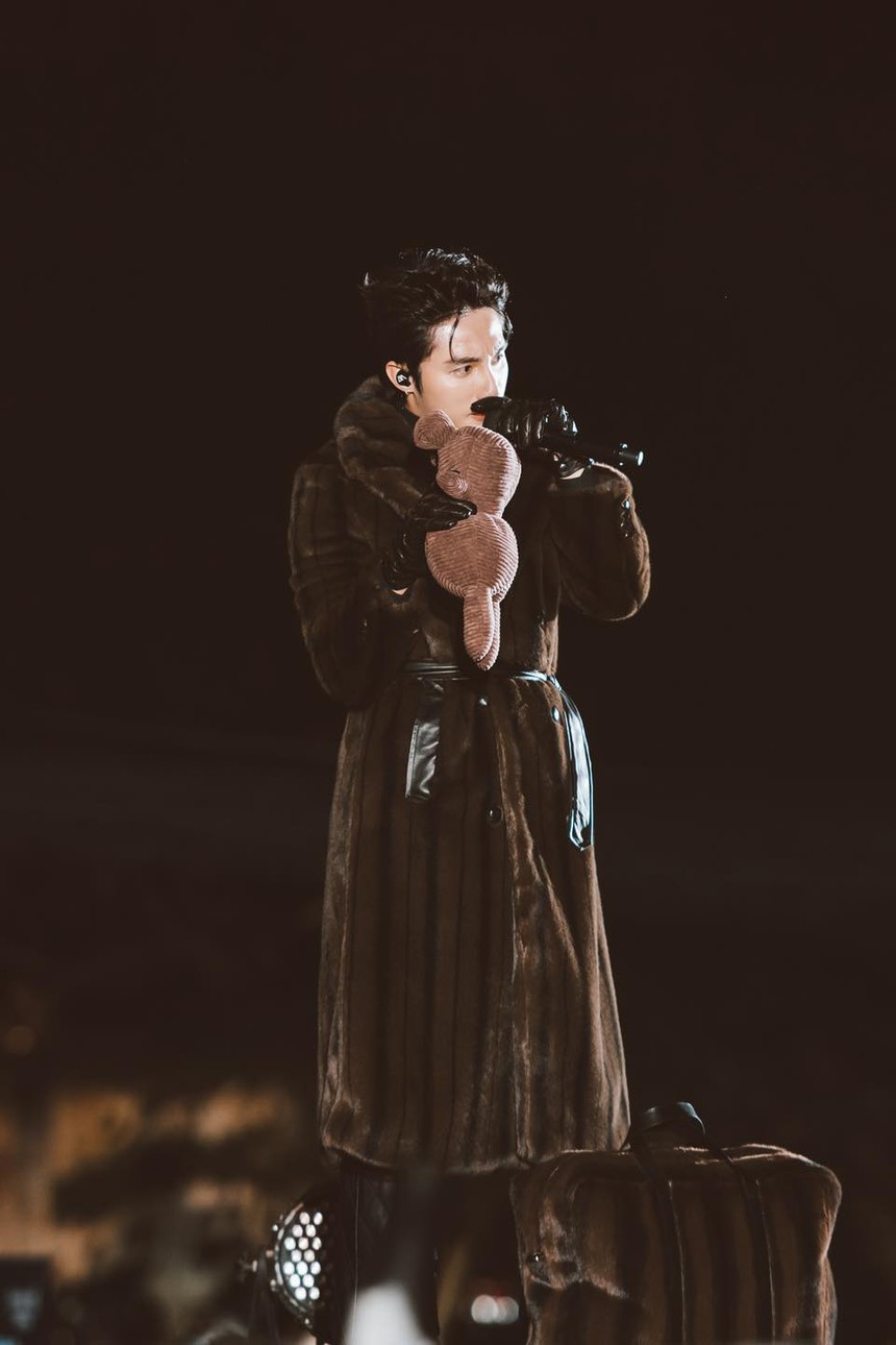 Sơn Tùng M-TP và MONO khi diễn cùng show âm nhạc: Hát toàn hit cũ nhưng ai mới 'cháy' hơn? - Ảnh 13. Sơn Tùng M-TP và MONO khi diễn cùng show âm nhạc: Hát toàn hit cũ nhưng ai mới 'cháy' hơn? - Ảnh 13.