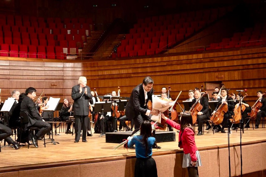 Giám đốc ĐH nghệ thuật Quốc gia Kazakhstan mời Bùi Công Duy sang biểu diễn, giảng dạy - Ảnh 4. Giám đốc ĐH nghệ thuật Quốc gia Kazakhstan mời Bùi Công Duy sang biểu diễn, giảng dạy - Ảnh 4.