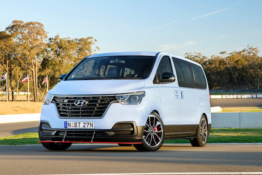 Trước Honda CR-V 800 mã lực, đây là 7 mẫu xe gia đình điên rồ nhất - Ảnh 6.