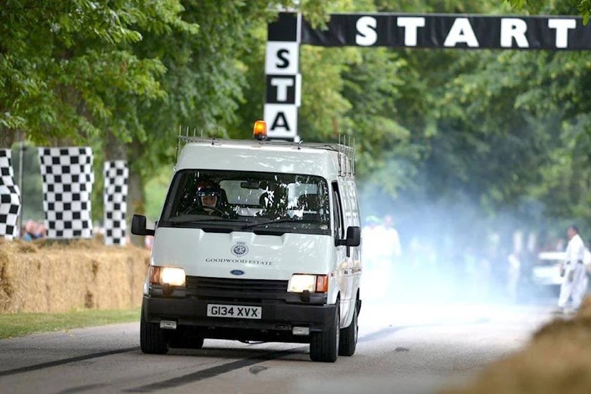 Trước Honda CR-V 800 mã lực, đây là 7 mẫu xe gia đình điên rồ nhất - Ảnh 9.