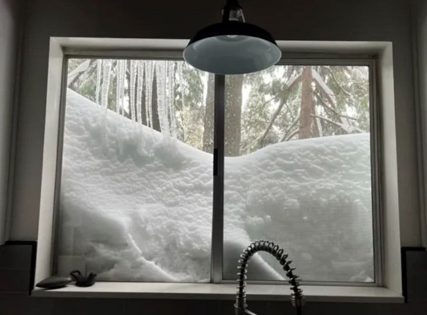 Tuyết kín nóc, tràn cả vào nhà, người dân California ví von như "bom tuyết"  - Ảnh 1.