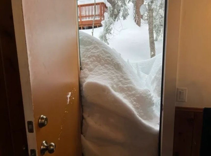 Tuyết kín nóc, tràn cả vào nhà, người dân California ví von như "bom tuyết"  - Ảnh 3.