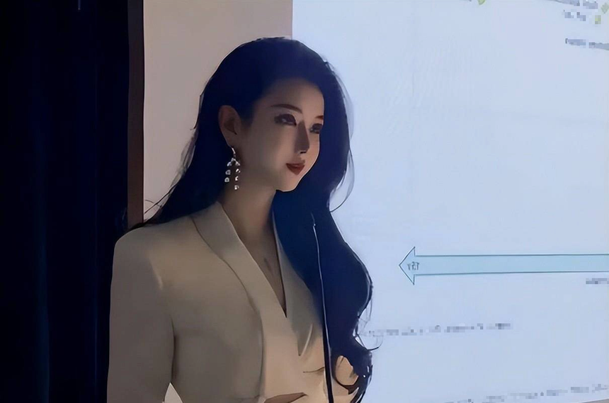 CĐM tranh cãi với bức ảnh của một nữ giảng viên xinh đẹp gợi cảm có gương mặt giống hệt AI - Ảnh 3.