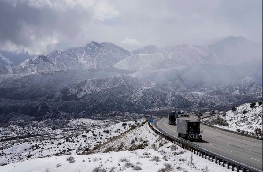 Tuyết kín nóc, tràn cả vào nhà, người dân California ví von như "bom tuyết"  - Ảnh 2.