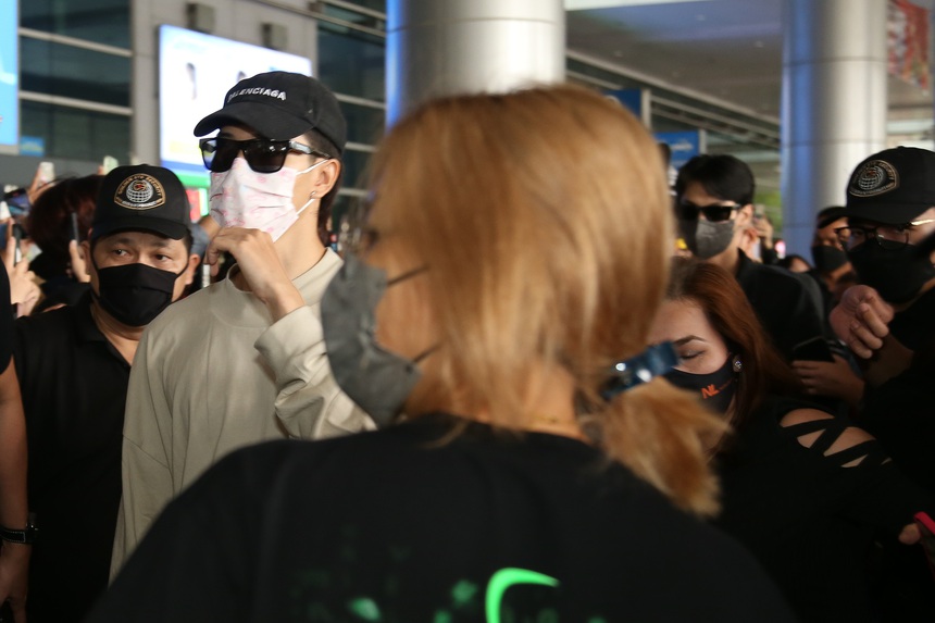 F4 Thái Lan đổ bộ sân bay Tân Sơn Nhất: Trùm kín bưng vẫn thần thái ngời ngời!  - Ảnh 4.