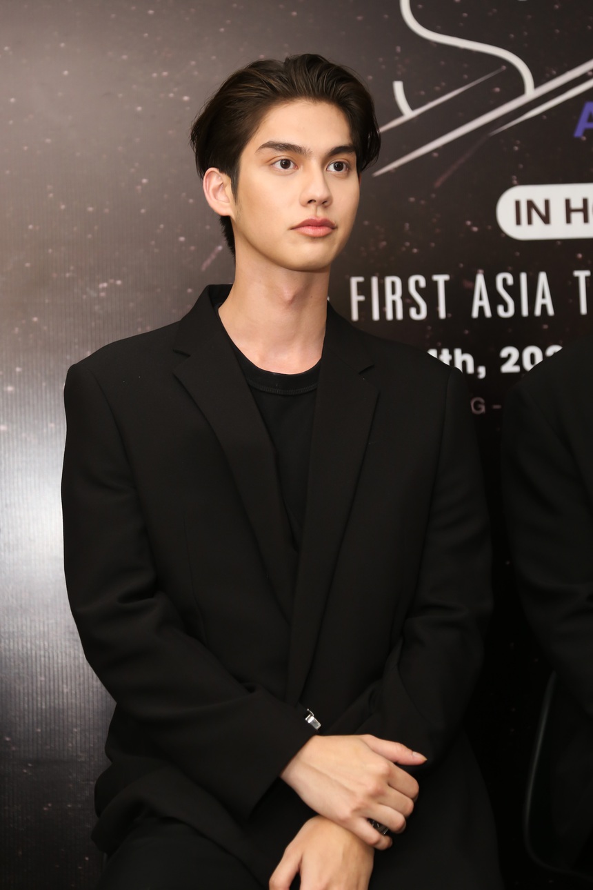 Cận cảnh nhan sắc hủy diệt camera thường của dàn sao F4 Thái Lan ở buổi ra mắt truyền thông Việt Nam trước thềm fan meeting - Ảnh 1.