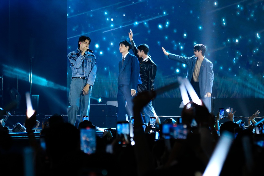 "F4 Thái Lan" đi tour ở Việt Nam: 4 mỹ nam chiêu đãi fan loạt hit, 1 người đang hát bỗng phì cười! - Ảnh 5.