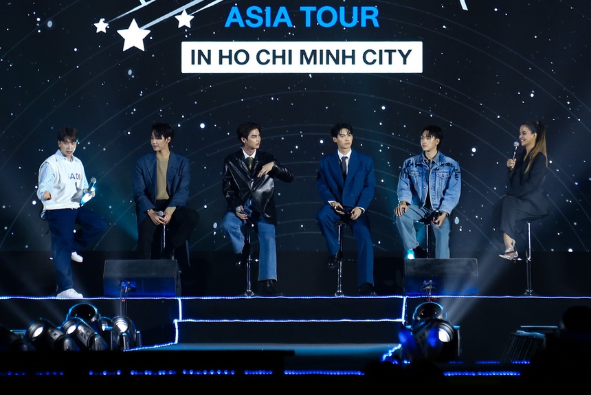 "F4 Thái Lan" đi tour ở Việt Nam: 4 mỹ nam chiêu đãi fan loạt hit, 1 người đang hát bỗng phì cười! - Ảnh 3.