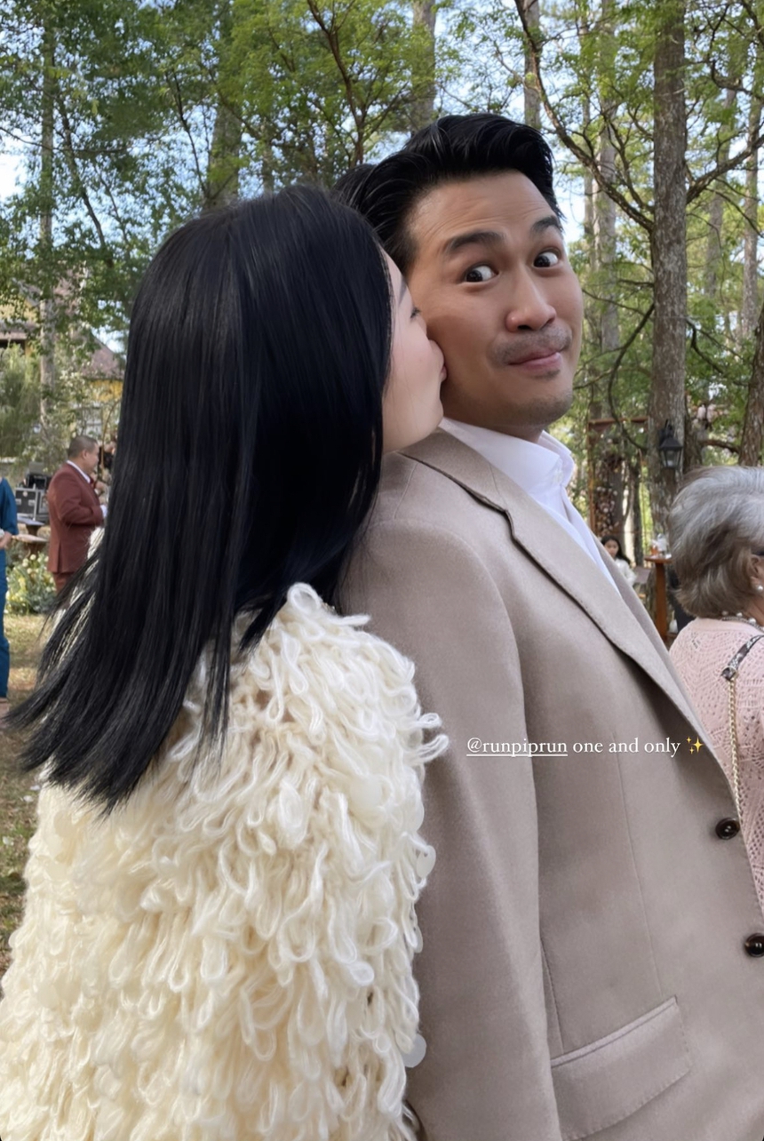 Vợ chồng Hà Tăng nhún nhảy lầy lội, cùng loạt cặp đôi phát 'cẩu lương' trong tiệc tối hôn lễ Kathy Uyên - Ảnh 7. Vợ chồng Hà Tăng nhún nhảy lầy lội, cùng loạt cặp đôi phát 'cẩu lương' trong tiệc tối hôn lễ Kathy Uyên - Ảnh 7.