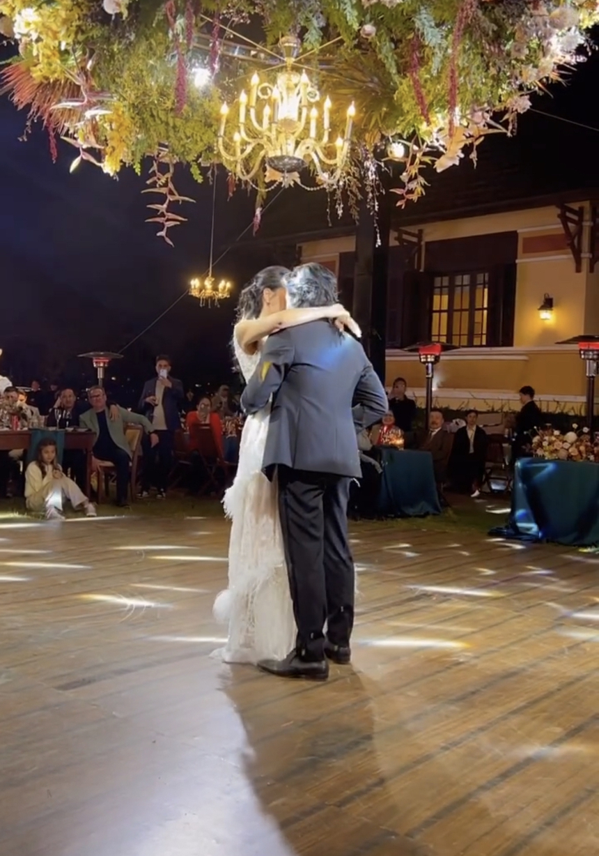 Vợ chồng Hà Tăng nhún nhảy lầy lội, cùng loạt cặp đôi phát 'cẩu lương' trong tiệc tối hôn lễ Kathy Uyên - Ảnh 2. Vợ chồng Hà Tăng nhún nhảy lầy lội, cùng loạt cặp đôi phát 'cẩu lương' trong tiệc tối hôn lễ Kathy Uyên - Ảnh 2.