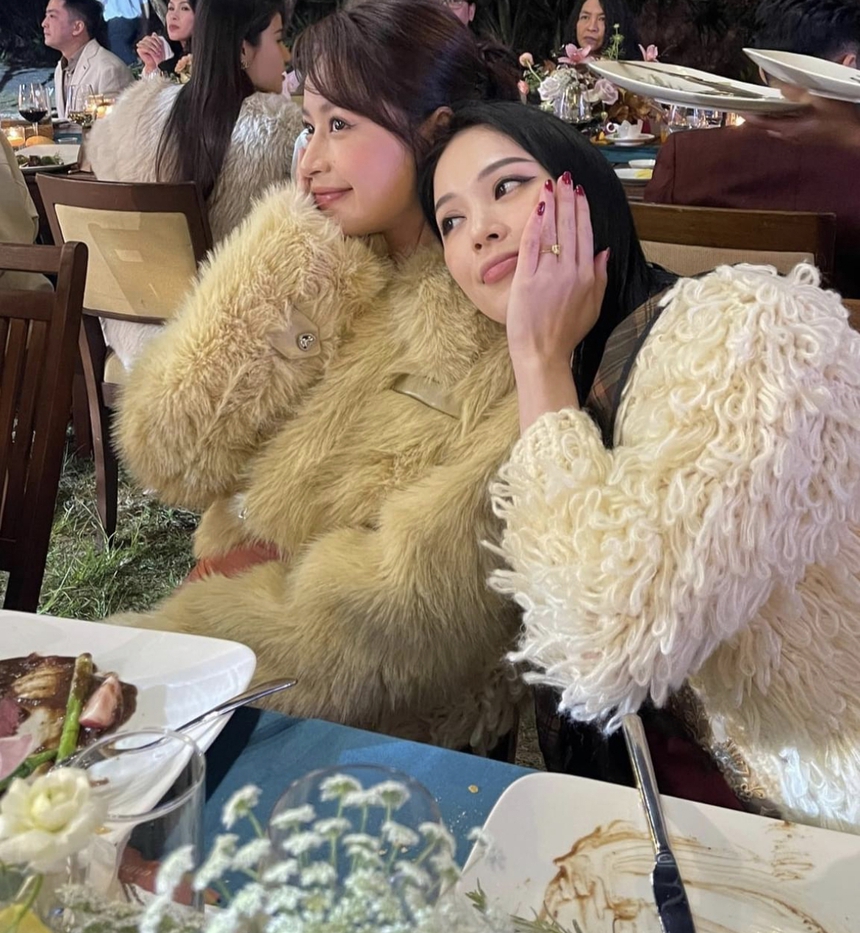 Vợ chồng Hà Tăng nhún nhảy lầy lội, cùng loạt cặp đôi phát 'cẩu lương' trong tiệc tối hôn lễ Kathy Uyên - Ảnh 8. Vợ chồng Hà Tăng nhún nhảy lầy lội, cùng loạt cặp đôi phát 'cẩu lương' trong tiệc tối hôn lễ Kathy Uyên - Ảnh 8.