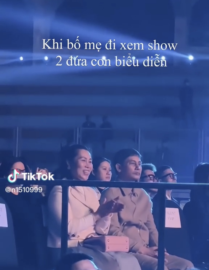 Khoảnh khắc bố mẹ Sơn Tùng M-TP và MONO chăm chú xem 2 con trai cưng, netizen phấn khích: Gen nhà này đúng đỉnh, ai cũng đều cực phẩm! - Ảnh 1. Khoảnh khắc bố mẹ Sơn Tùng M-TP và MONO chăm chú xem 2 con trai cưng, netizen phấn khích: Gen nhà này đúng đỉnh, ai cũng đều cực phẩm! - Ảnh 1.