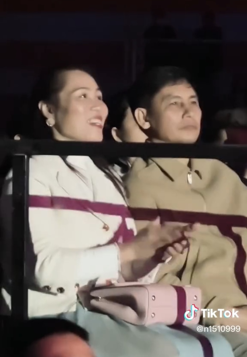 Khoảnh khắc bố mẹ Sơn Tùng M-TP và MONO chăm chú xem 2 con trai cưng, netizen phấn khích: Gen nhà này đúng đỉnh, ai cũng đều cực phẩm! - Ảnh 2. Khoảnh khắc bố mẹ Sơn Tùng M-TP và MONO chăm chú xem 2 con trai cưng, netizen phấn khích: Gen nhà này đúng đỉnh, ai cũng đều cực phẩm! - Ảnh 2.