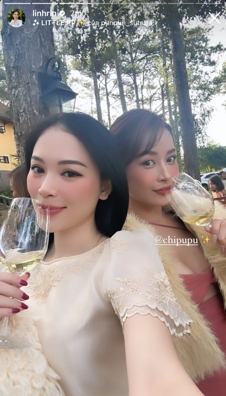 Khoảnh khắc “lúc đi hết mình, lúc về hết hồn” gọi tên Chi Pu: Dự tiệc cưới lộng lẫy nhưng lại đi chân đất! - Ảnh 3.