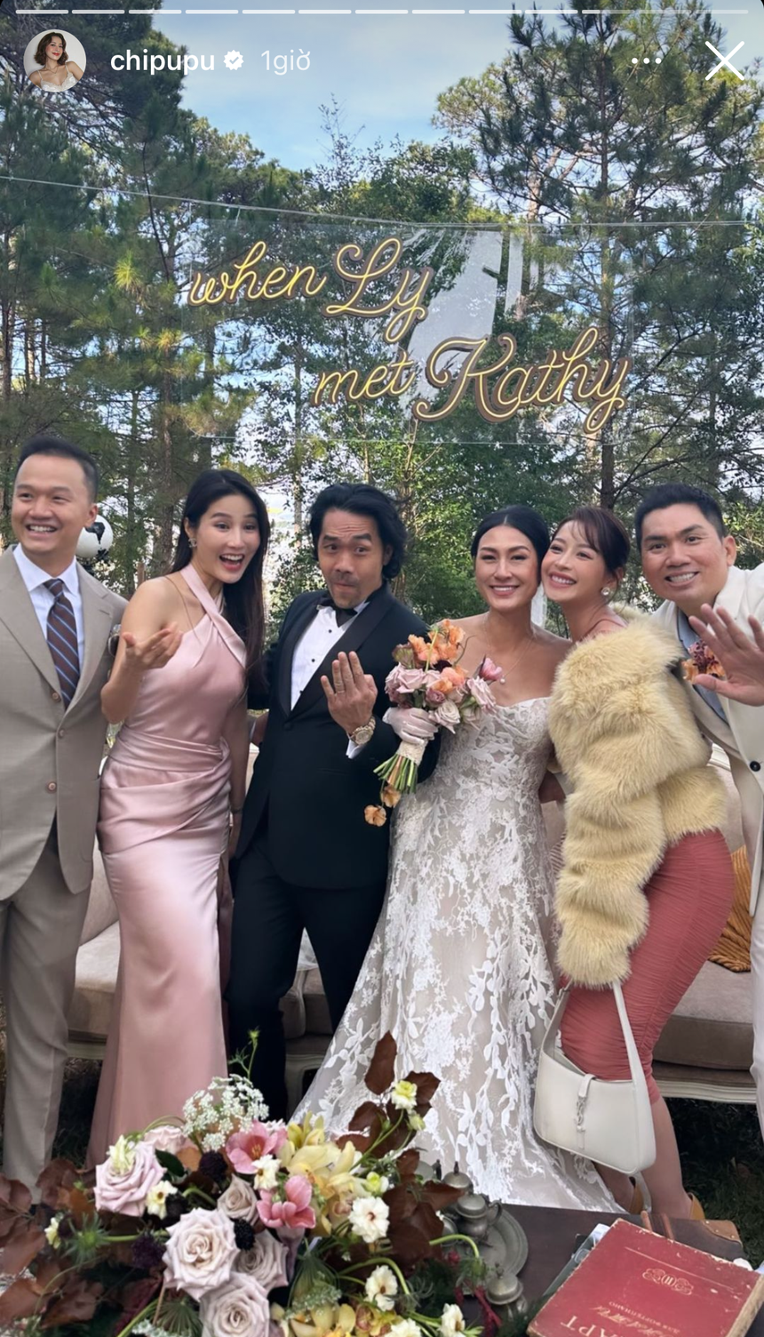 Khoảnh khắc “lúc đi hết mình, lúc về hết hồn” gọi tên Chi Pu: Dự tiệc cưới lộng lẫy nhưng lại đi chân đất! - Ảnh 4.