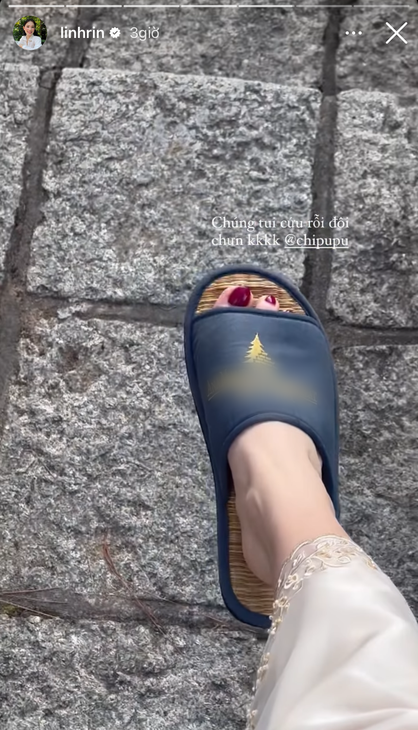 Khoảnh khắc “lúc đi hết mình, lúc về hết hồn” gọi tên Chi Pu: Dự tiệc cưới lộng lẫy nhưng lại đi chân đất! - Ảnh 2.